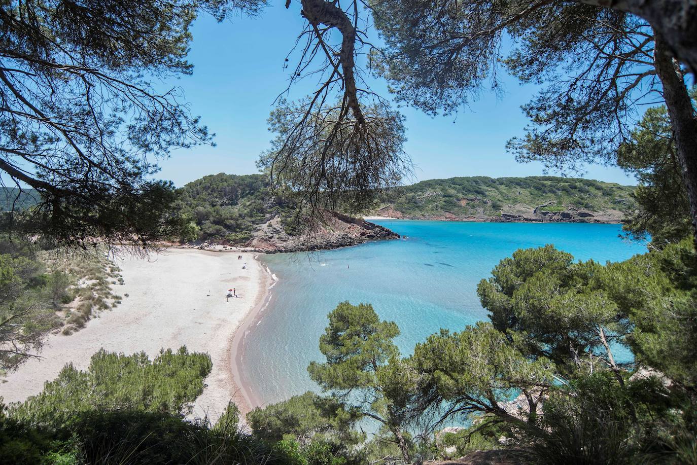 El paraíso que ofrece Menorca es equiparable a destinos infinitamente más lejanos y caros. Este año, además, será declarada Región Europea de Gastronomía, un plus que se suma a las playas, acantilados y calas de ensueño que ofrece la isla. 