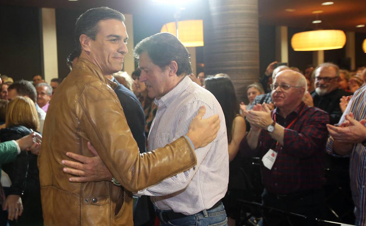 Pedro Sánchez y Javier Fernández, en el acto conmemorativo del 125 aniversario de la AMSO. 