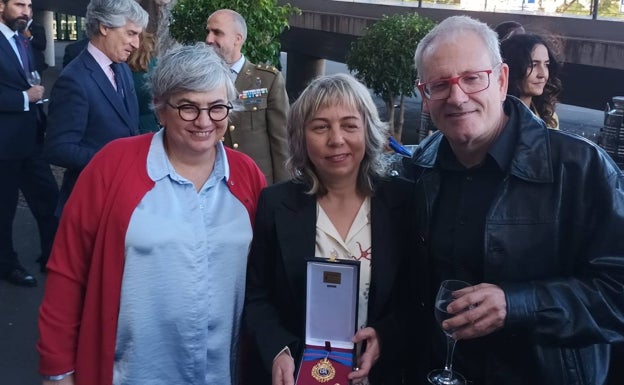 La alcaldesa Ana González, Susana Otero y Ángel de la Calle, con la medalla. 