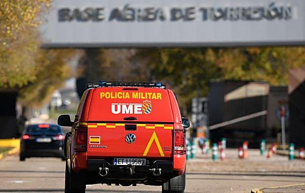 Un vehículo de la UME entra en la base de Torrejón. 
