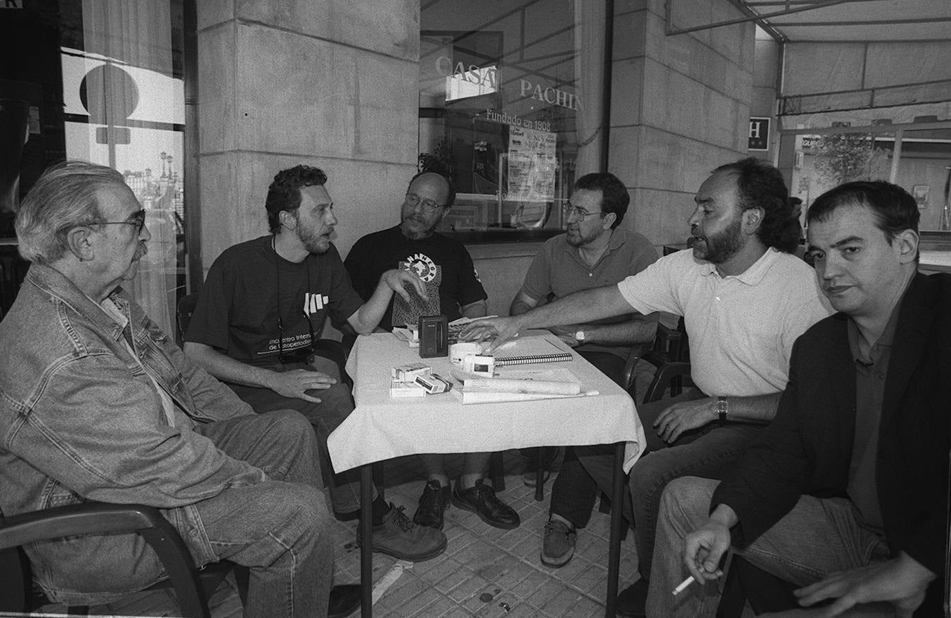 Juan Gelman, Javier Bauluz, Justo Vasco, José Manuel Fajardo, Alberto Piquero y Javier Azpeitia, en un debate de EL COMERCIO, en 1998