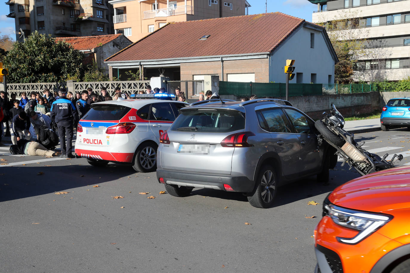 Fotos: Herido un motorista en un accidente de tráfico en Gijón