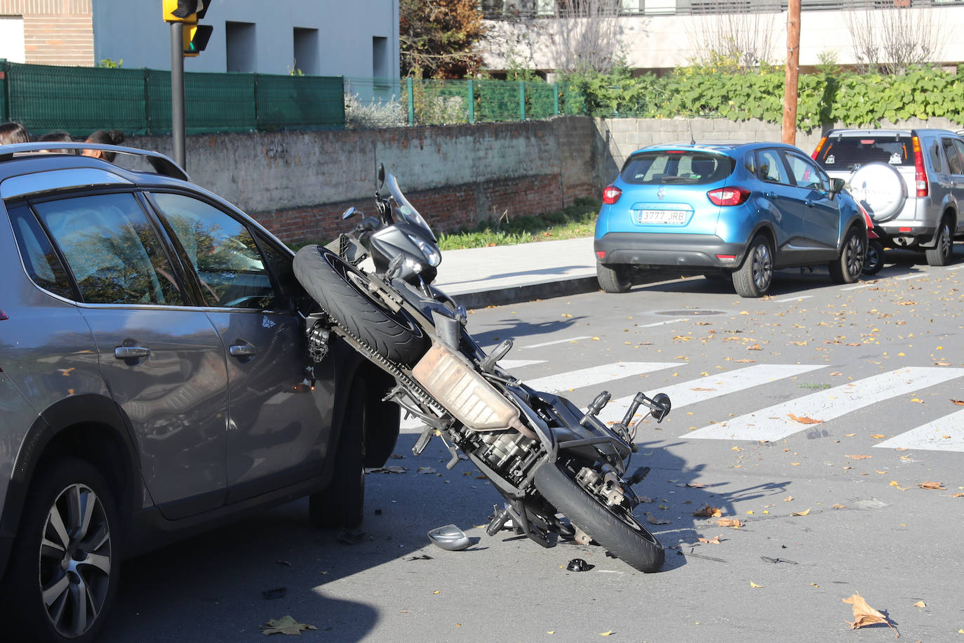 Fotos: Herido un motorista en un accidente de tráfico en Gijón