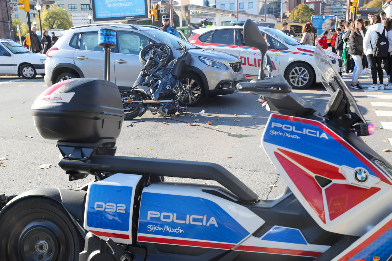 Fotos: Herido un motorista en un accidente de tráfico en Gijón