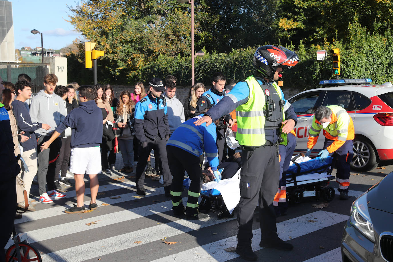 Fotos: Herido un motorista en un accidente de tráfico en Gijón