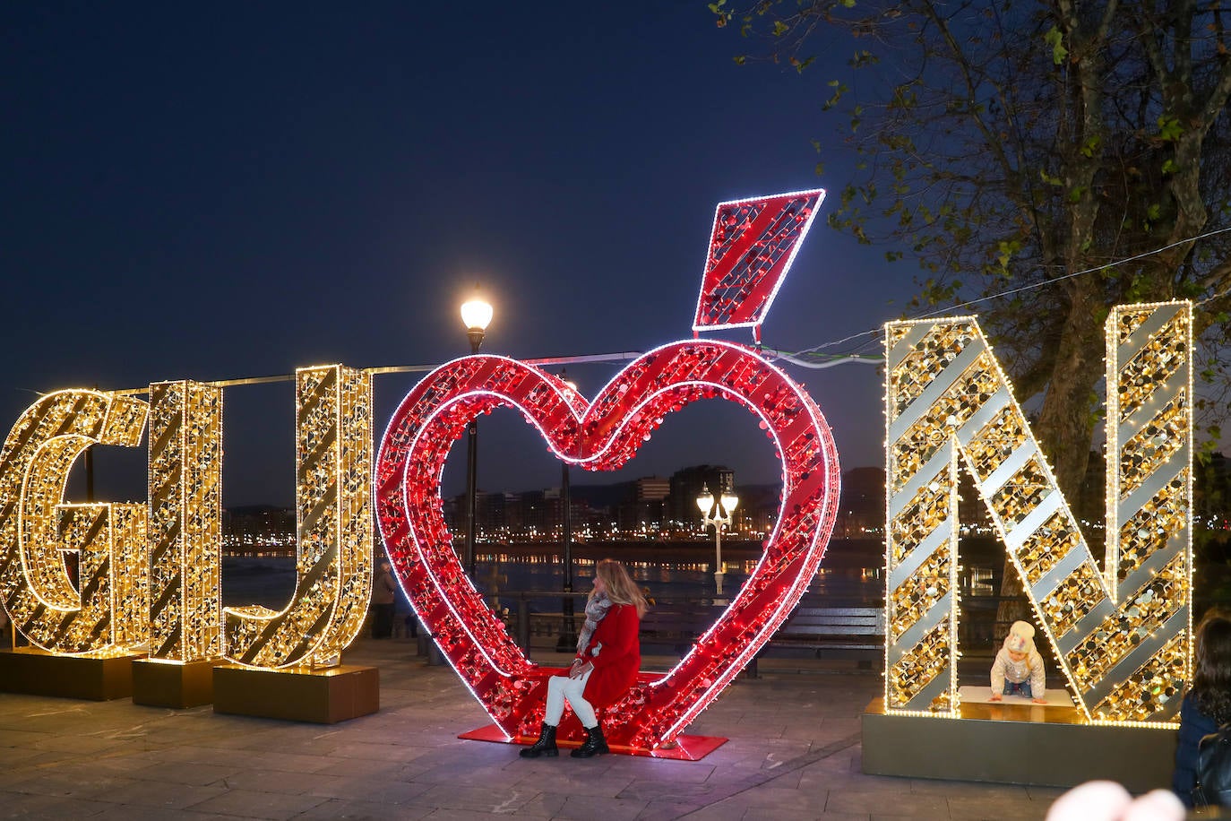 Fotos: Gijón estrena su alumbrado de Navidad más llamativo y deslumbrante