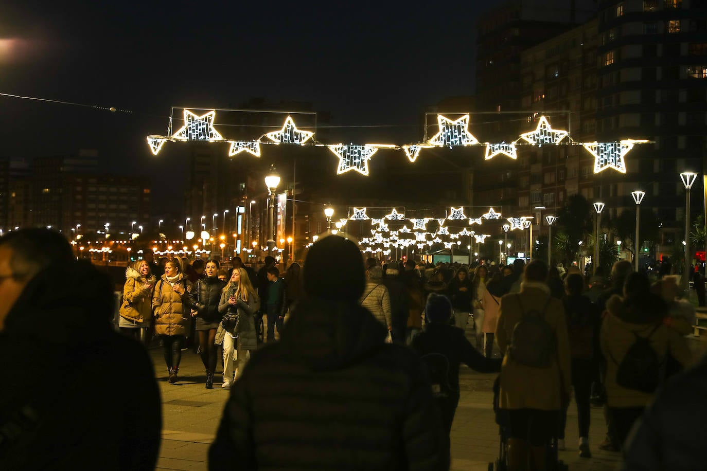 Fotos: Gijón estrena su alumbrado de Navidad más llamativo y deslumbrante