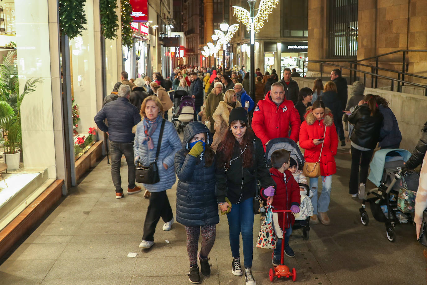 Fotos: Gijón estrena su alumbrado de Navidad más llamativo y deslumbrante