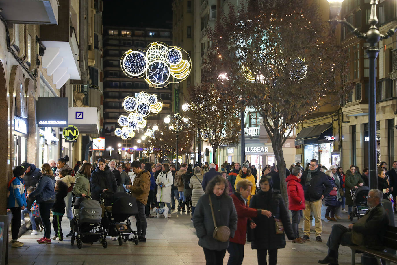 Fotos: Gijón estrena su alumbrado de Navidad más llamativo y deslumbrante