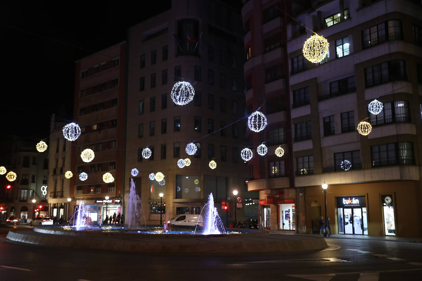 Fotos: Gijón estrena su alumbrado de Navidad más llamativo y deslumbrante