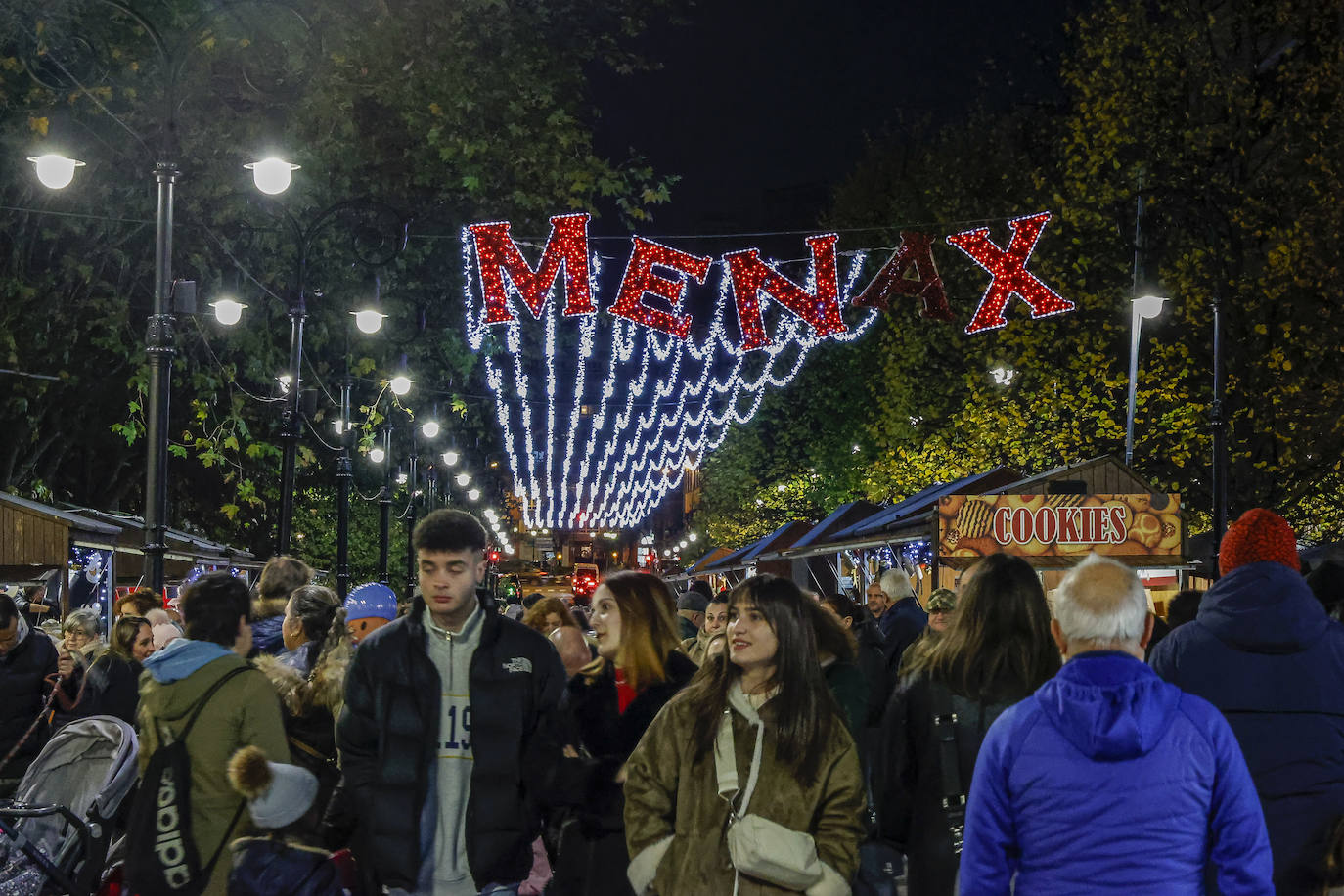 Fotos: Gijón estrena su alumbrado de Navidad más llamativo y deslumbrante