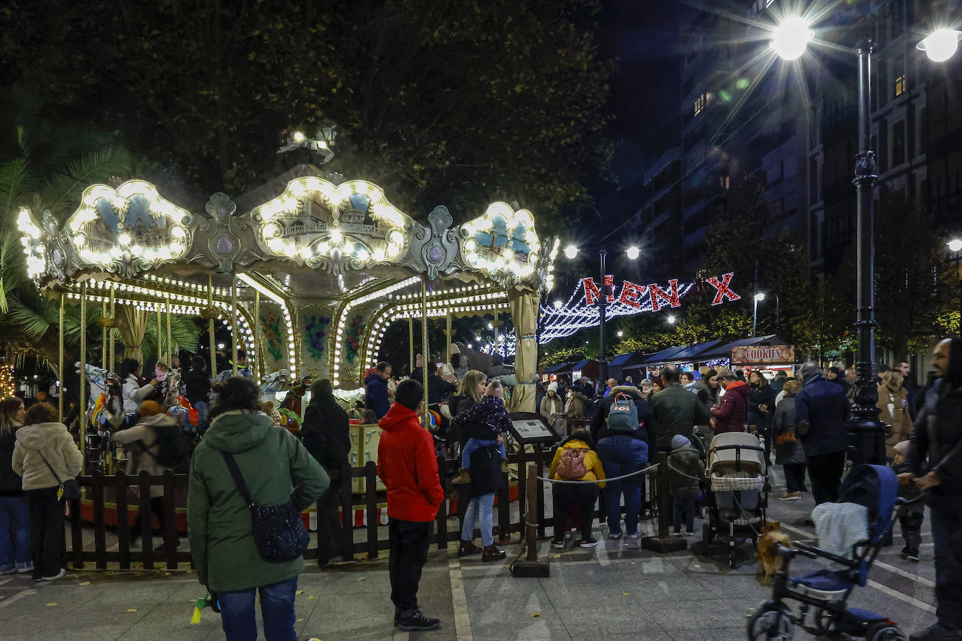 Fotos: Gijón estrena su alumbrado de Navidad más llamativo y deslumbrante