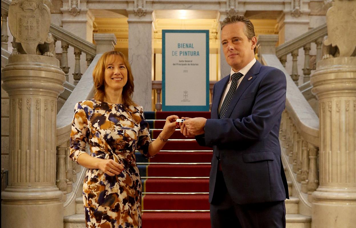 Cárcaba entrega al presidente de la Junta, Marcelino Marcos Líndez, el USB que contiene el proyecto de ley de presupuestos de 2023. 