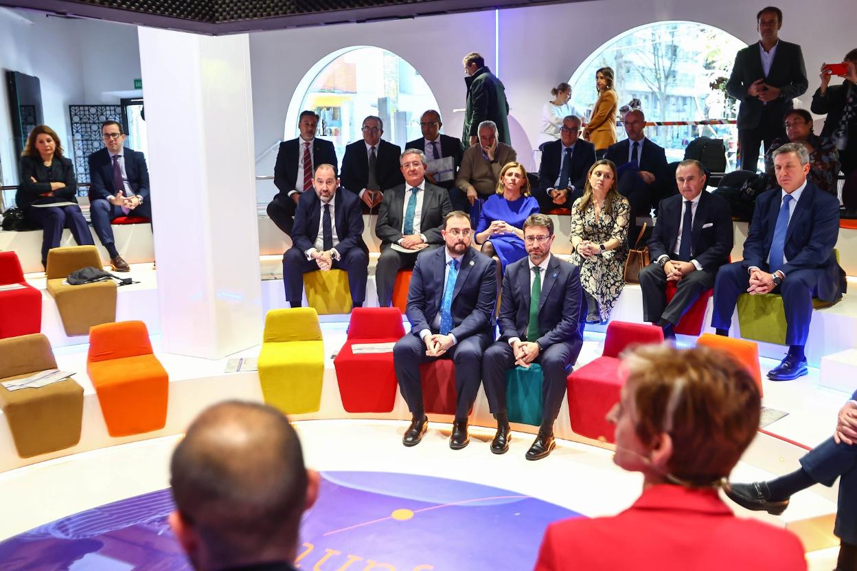 Adrián Barbón y Enrique Fernández, ayer, por delante de Eva Pando, directora del Idepa y María Calvo, presidenta de Fade. 