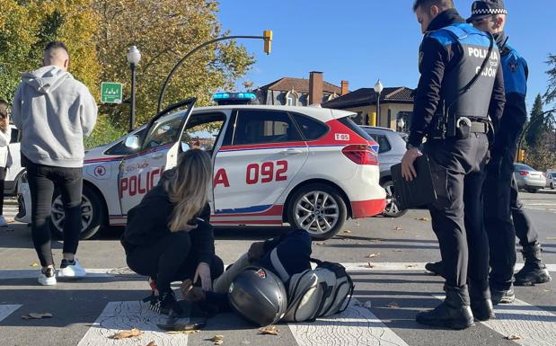 Herido un motorista en un choque contra un turismo en la calle Ezcurdia