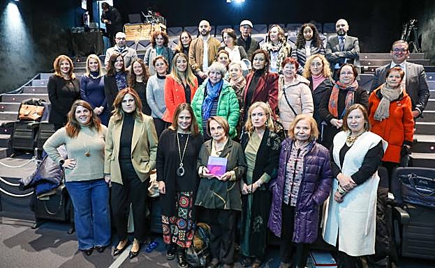 La galardonada, Paz Fernández Felgueroso, posa con su premio arropada por las ponentes, representantes empresariales y políticos y con el público. Fotos: damián arienza