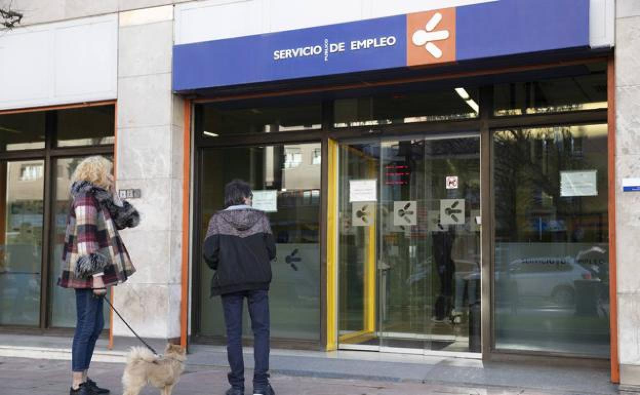 Dos personas acceden a una oficina de empleo asturiana.