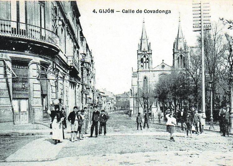 La calle de Covadonga, a principios del siglo XX.