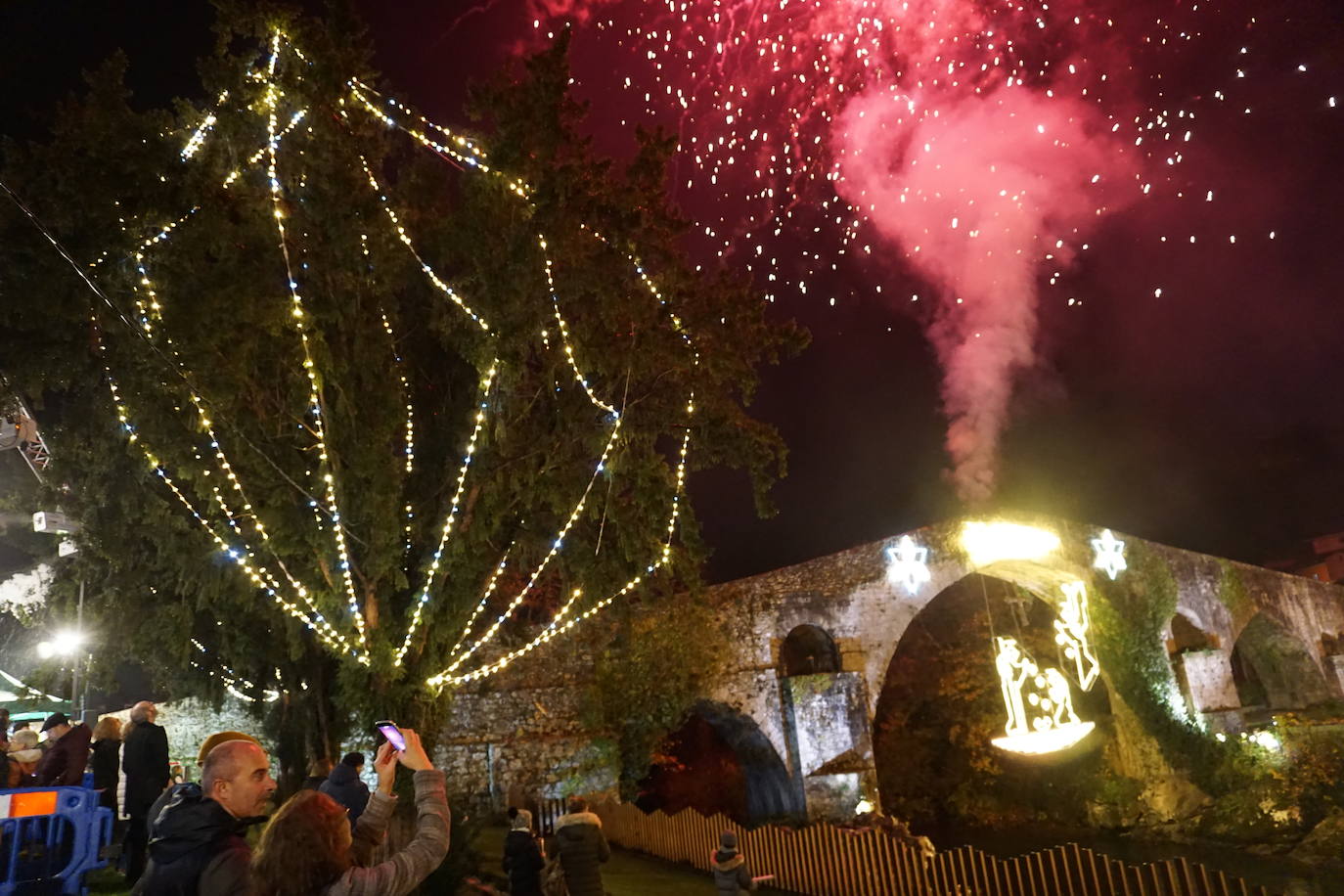 Fotos: Cangas de Onís enciende su Navidad más «ambiciosa» y solidaria con los vecinos