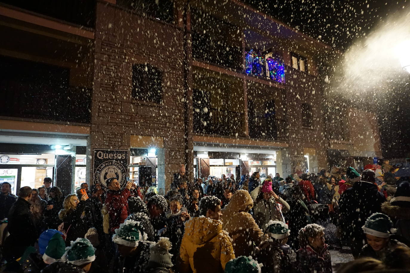 Fotos: Cangas de Onís enciende su Navidad más «ambiciosa» y solidaria con los vecinos