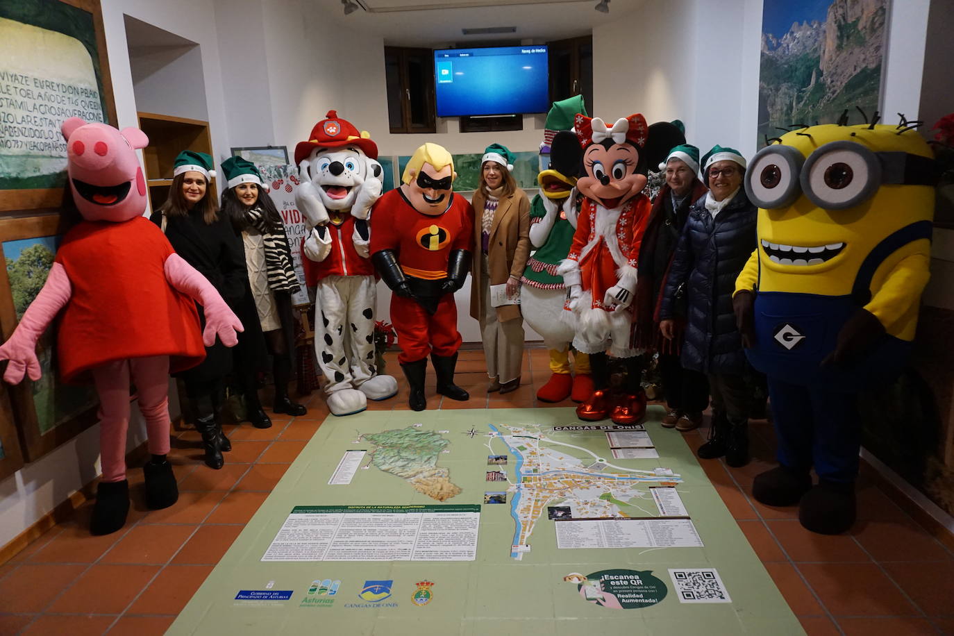 Fotos: Cangas de Onís enciende su Navidad más «ambiciosa» y solidaria con los vecinos
