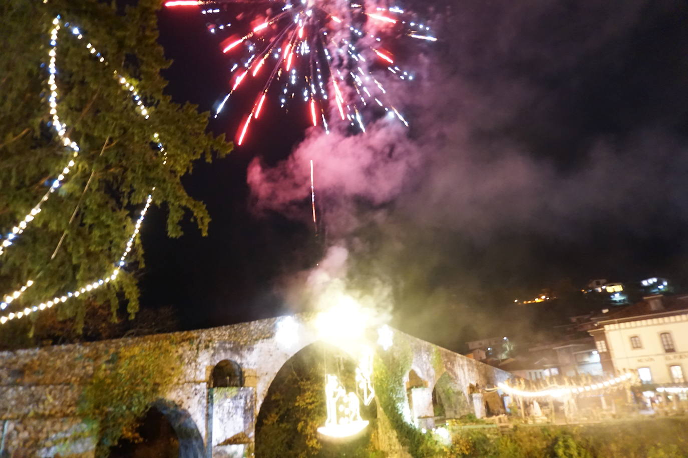 Fotos: Cangas de Onís enciende su Navidad más «ambiciosa» y solidaria con los vecinos