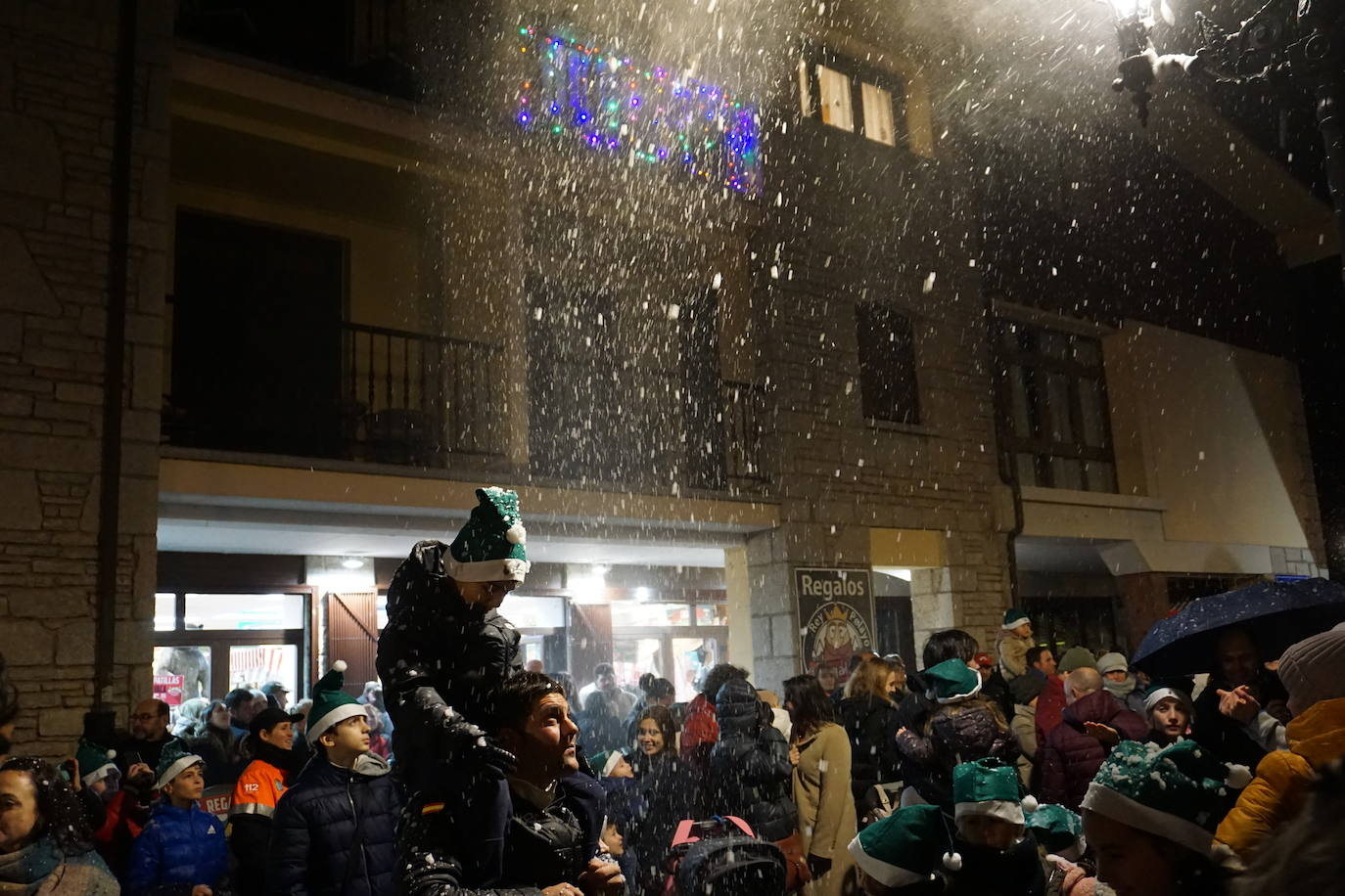 Fotos: Cangas de Onís enciende su Navidad más «ambiciosa» y solidaria con los vecinos