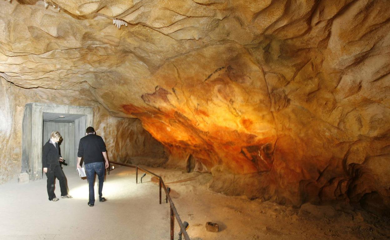 Reproducciones de cámaras con pinturas rupestres de diversas cuevas en el Parque de la Prehistoria. 