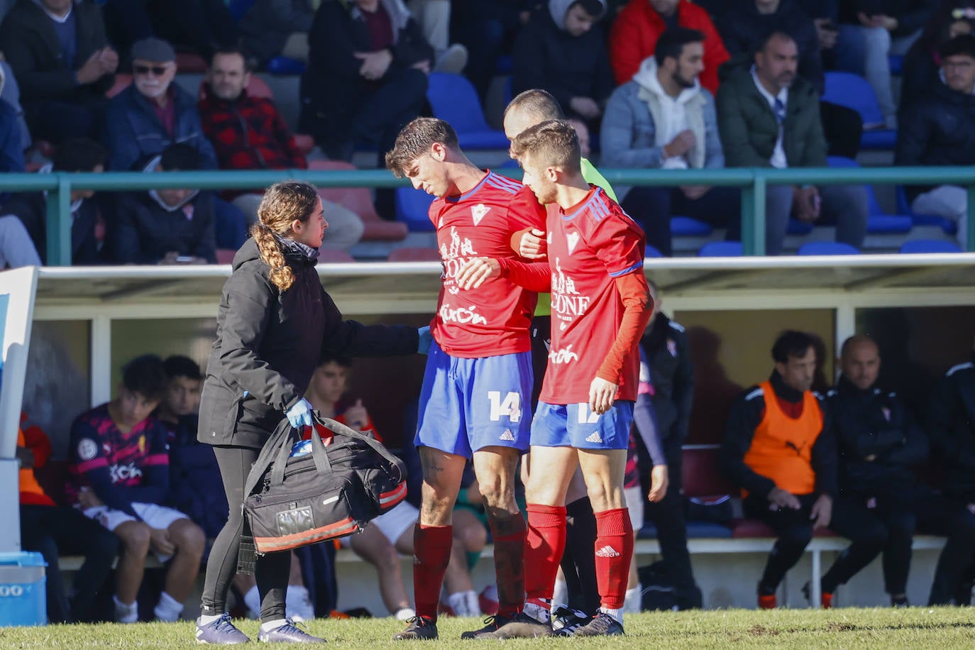 Fotos: Las mejores imágenes del Ceares - Sporting B