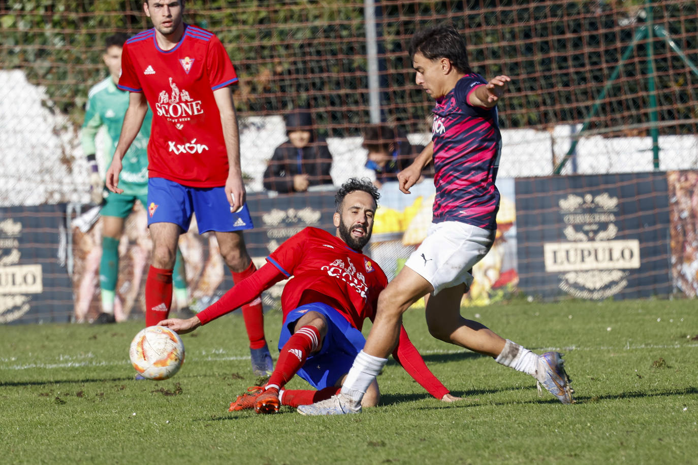 Fotos: Las mejores imágenes del Ceares - Sporting B