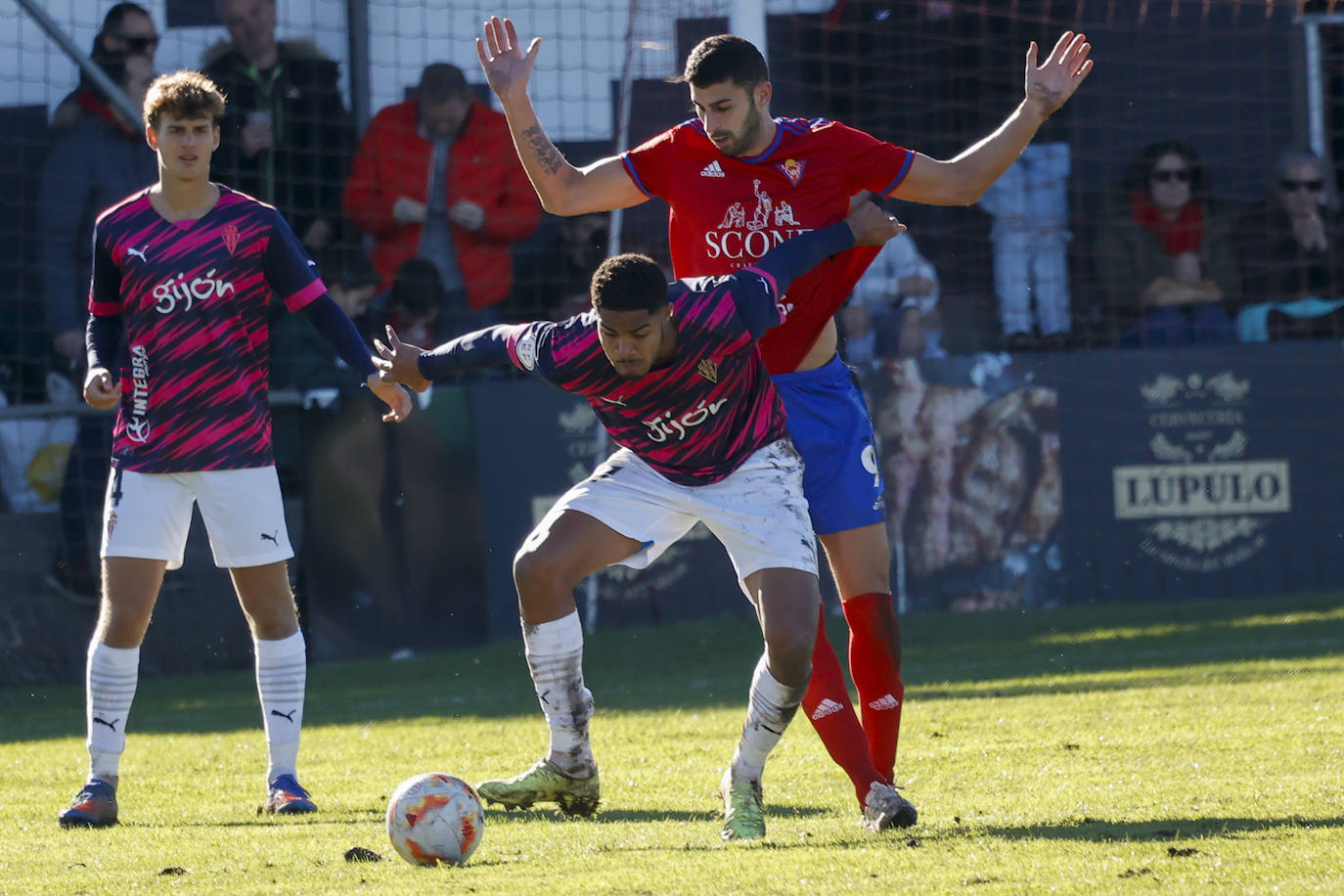 Fotos: Las mejores imágenes del Ceares - Sporting B