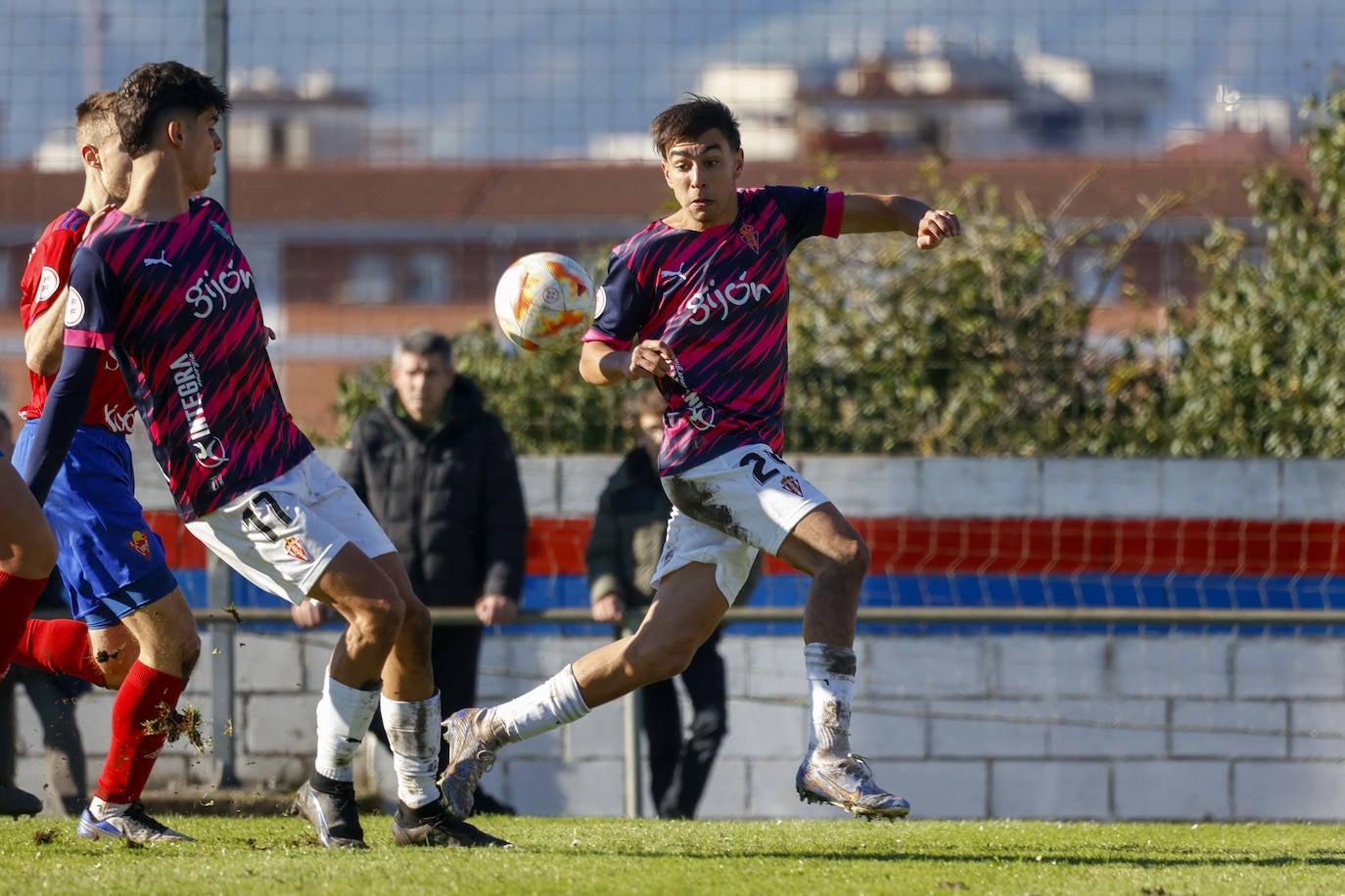 Fotos: Las mejores imágenes del Ceares - Sporting B