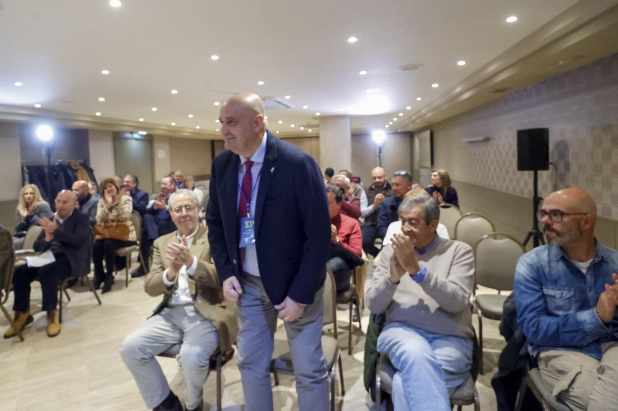 Pedro Leal, junto a Francisco Álvarez-Cascos, tras ser proclamado presidente de Suma Principado. 