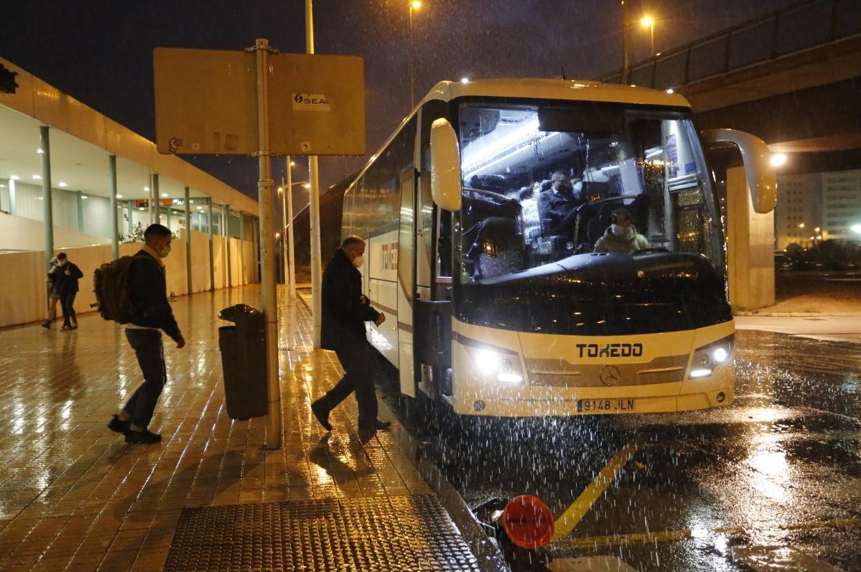 Pasajeros del Alvia a Madrid que tenía que salir a las 18.15 horas de Gijón se suben al autocar que les trasladó a León. 