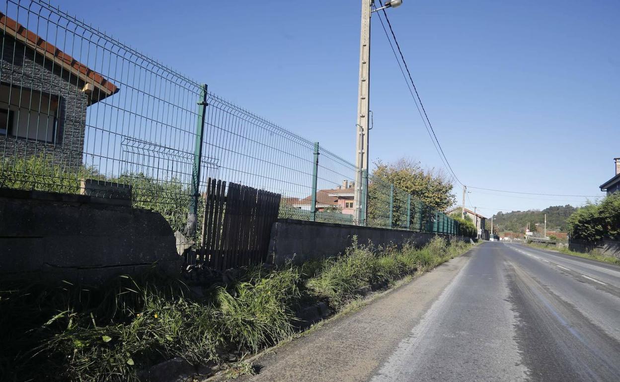 Desperfectos en un muro producto del accidente de tráfico. 