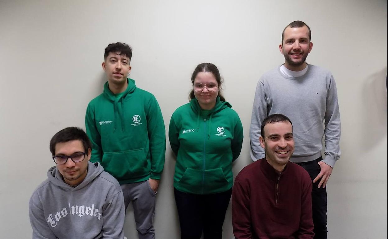 Félix Argüelles y Marcos Llaneza, sentados, con Luis Jiménez, Paula Martínez y Javier Recuero, campeones con el Ciudad Naranco.