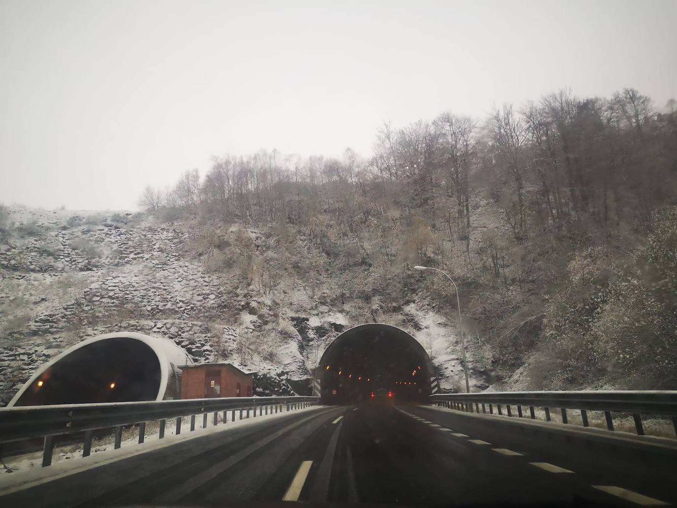 La niebla y la nieve complicaron el tráfico en la Autopista del Huerna. o.E.