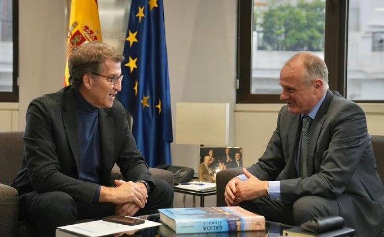Alberto Núñez Feijóo y Diego Canga, esta mañana, en la sede nacional del Partido Popular