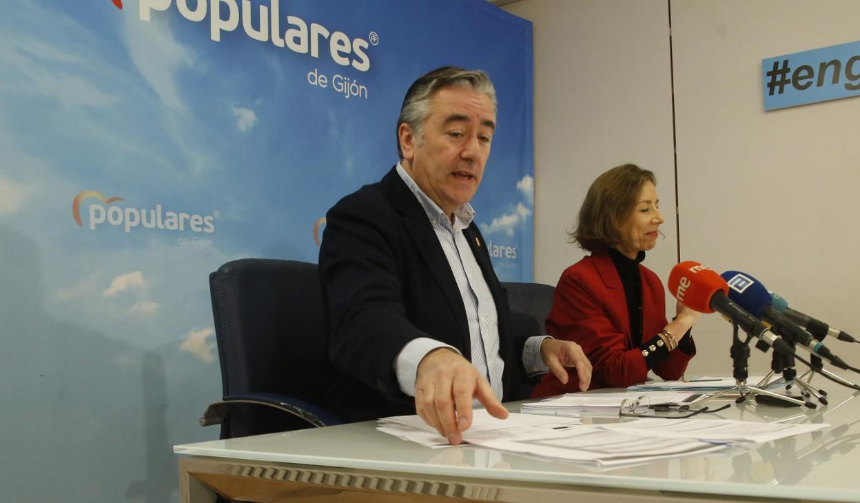 Pablo González y Ángeles Fernández-Ahúja, durante su rueda de prensa para valorar el presupuesto. 