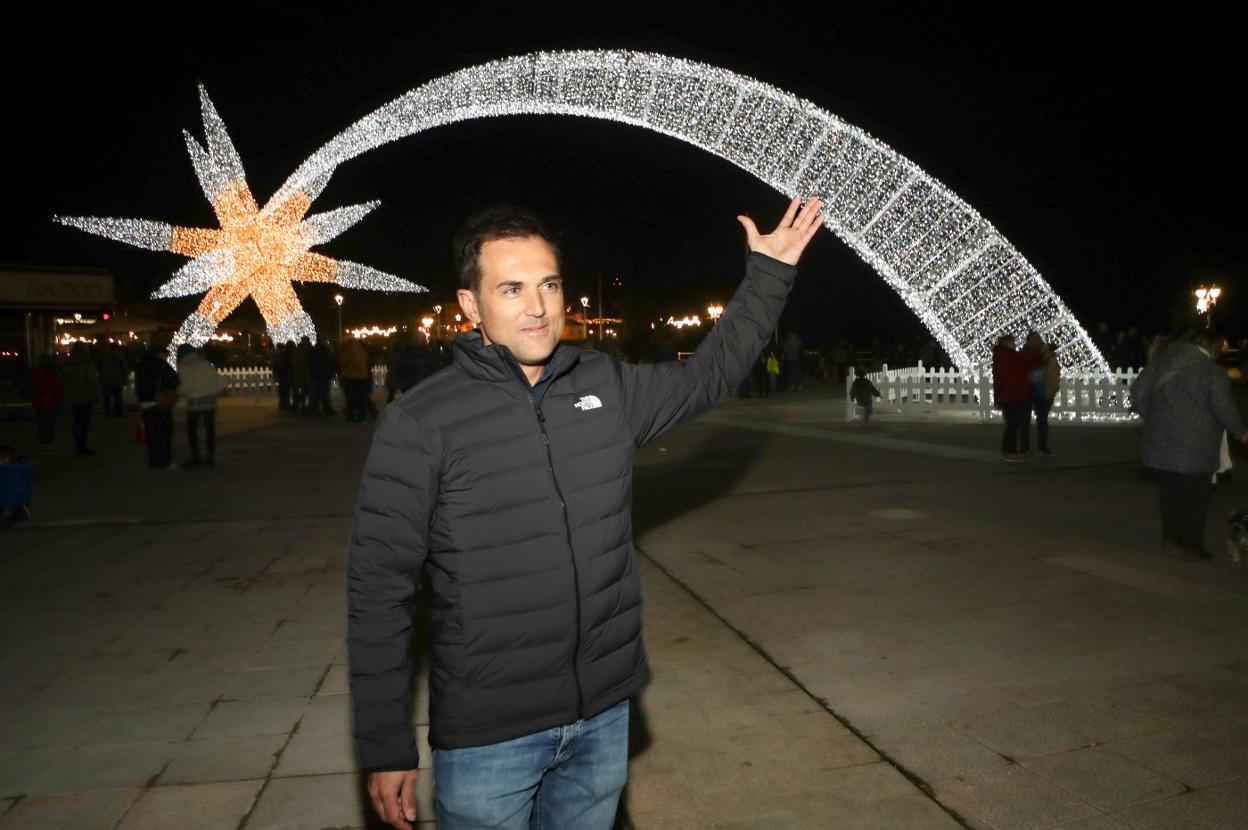 Germán Vizcaíno posa junto a la 'estrellona' del Náutico, una de las principales atracciones de este año. 