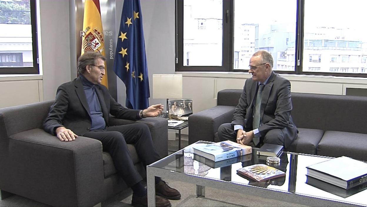 Alberto Núñez Feijóo departe distendidamente con Diego Canga, ayer, en la planta noble de la sede nacional del Partido Popular, en Madrid. 