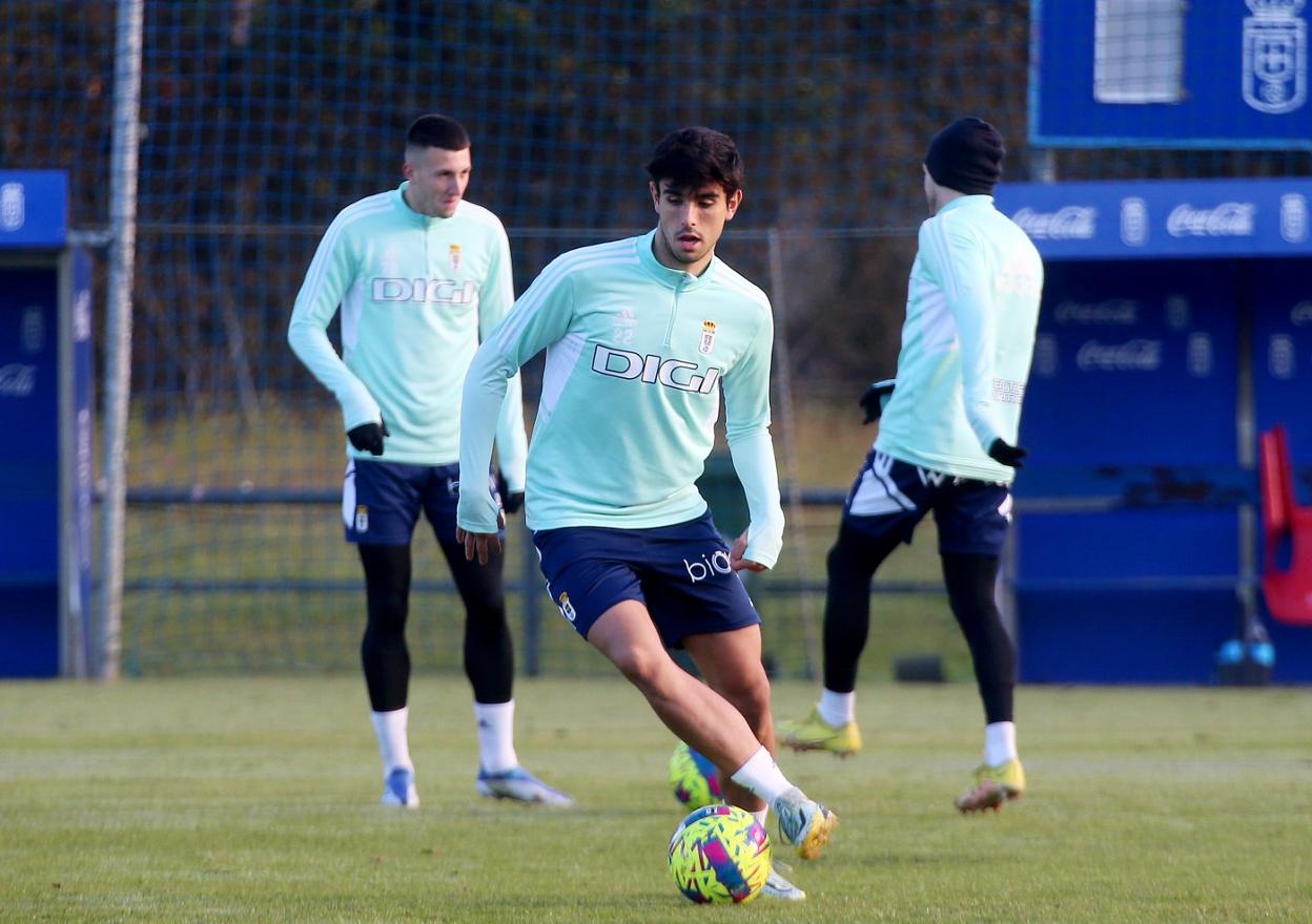 Mangel, que es una de las opciones para el centro del campo, en el entrenamiento de ayer en El Requexón.
