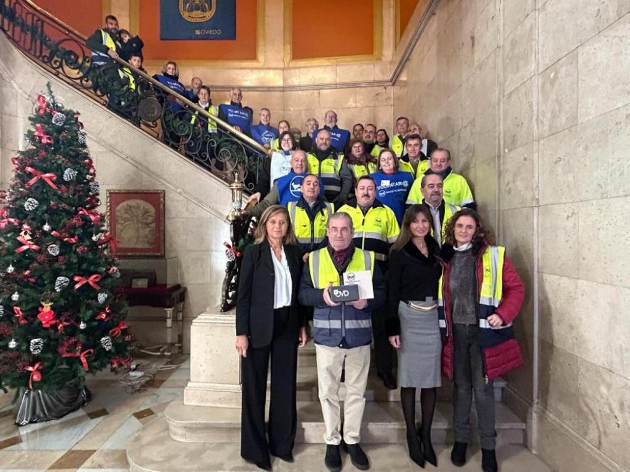 Premiados y concejalas, en la escalera principal del Ayuntamiento. 