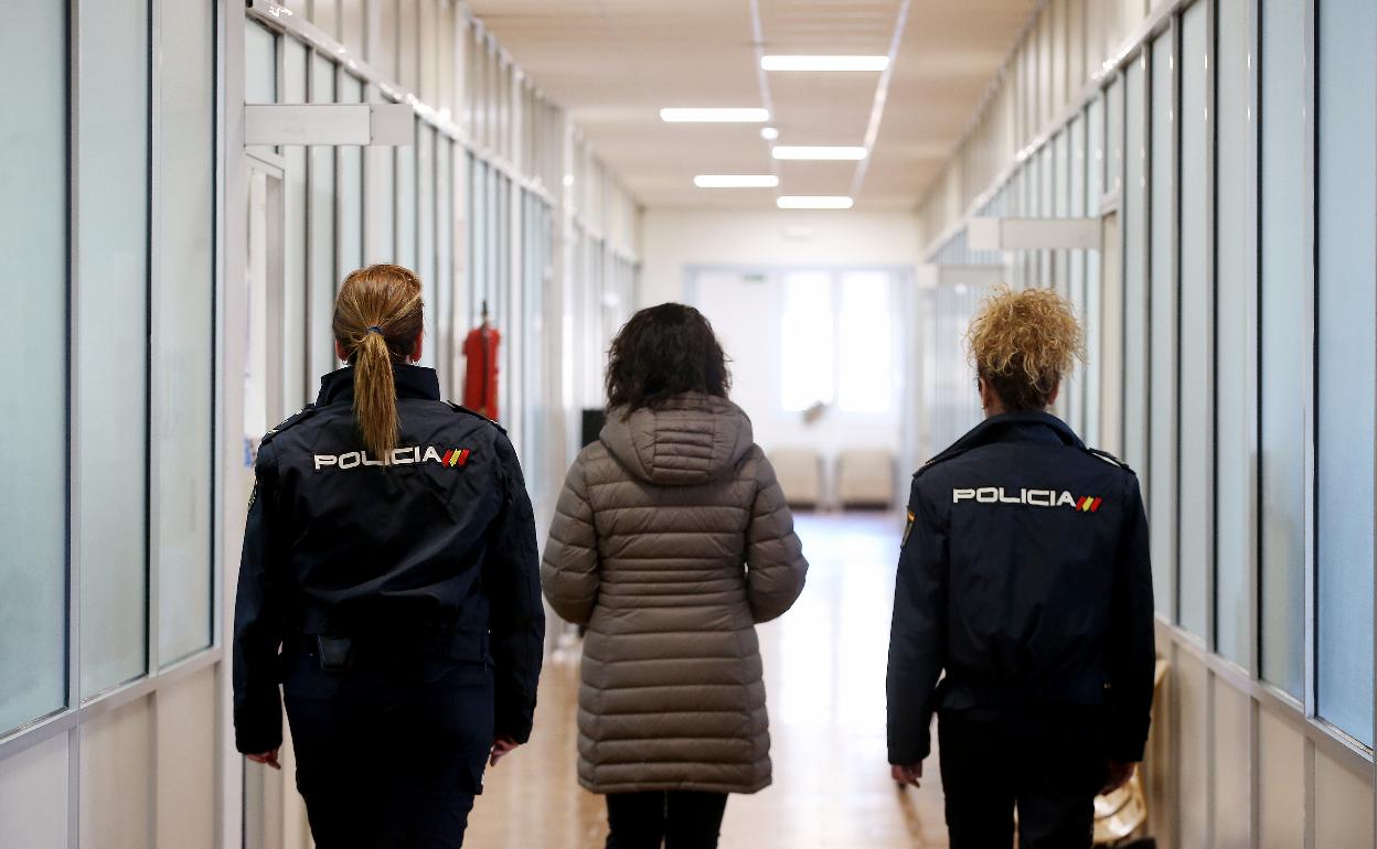 Agentes de las Unidades de Atención a la Familia y Mujer (UFAM) en la comisaría de la Policía Nacional en Oviedo. 