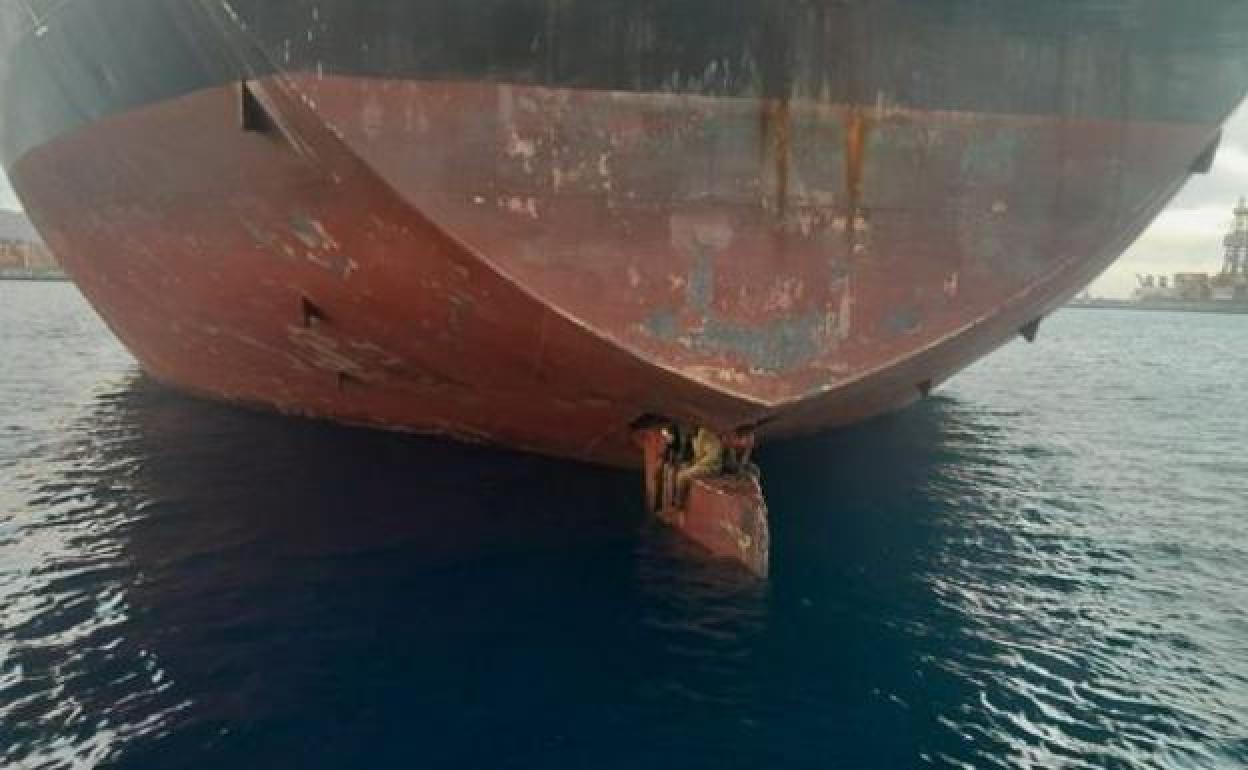 Los tres polizones subidos a la pala del timón tras llegar a Las Palmas de Gran Canaria el pasado 28 de noviembre. 