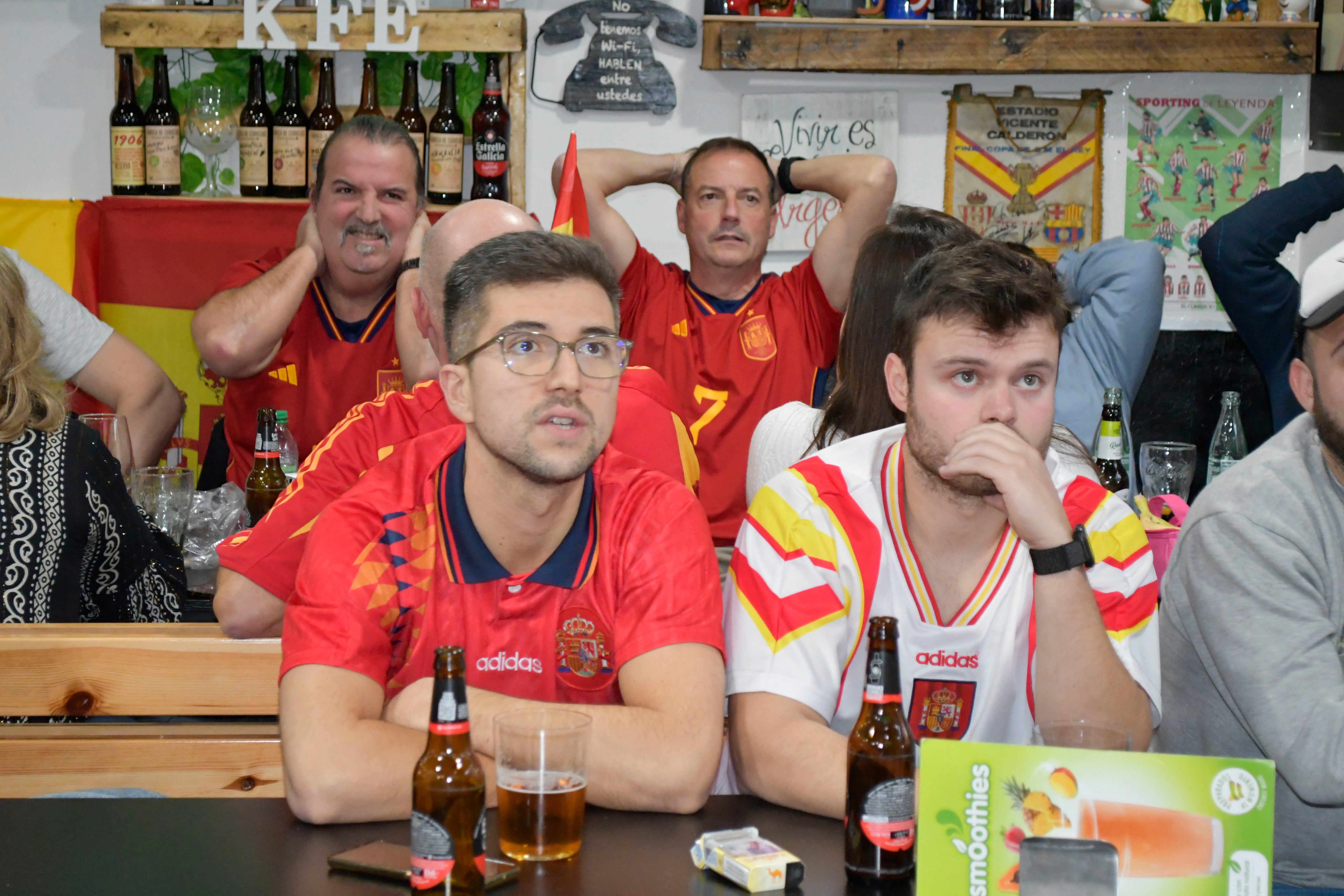 Fotos: Una decepción sin límite entre la afición asturiana