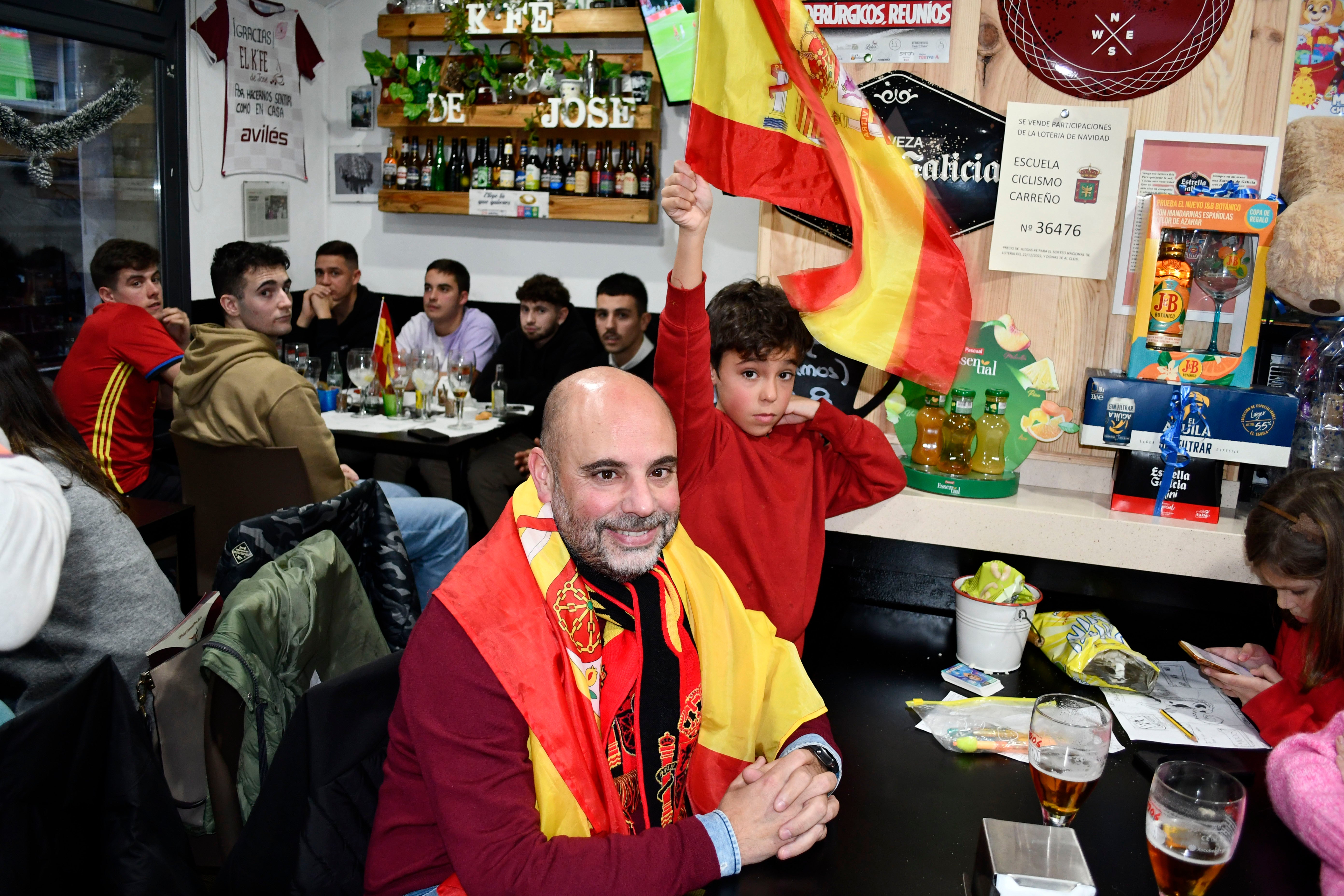 Fotos: Una decepción sin límite entre la afición asturiana