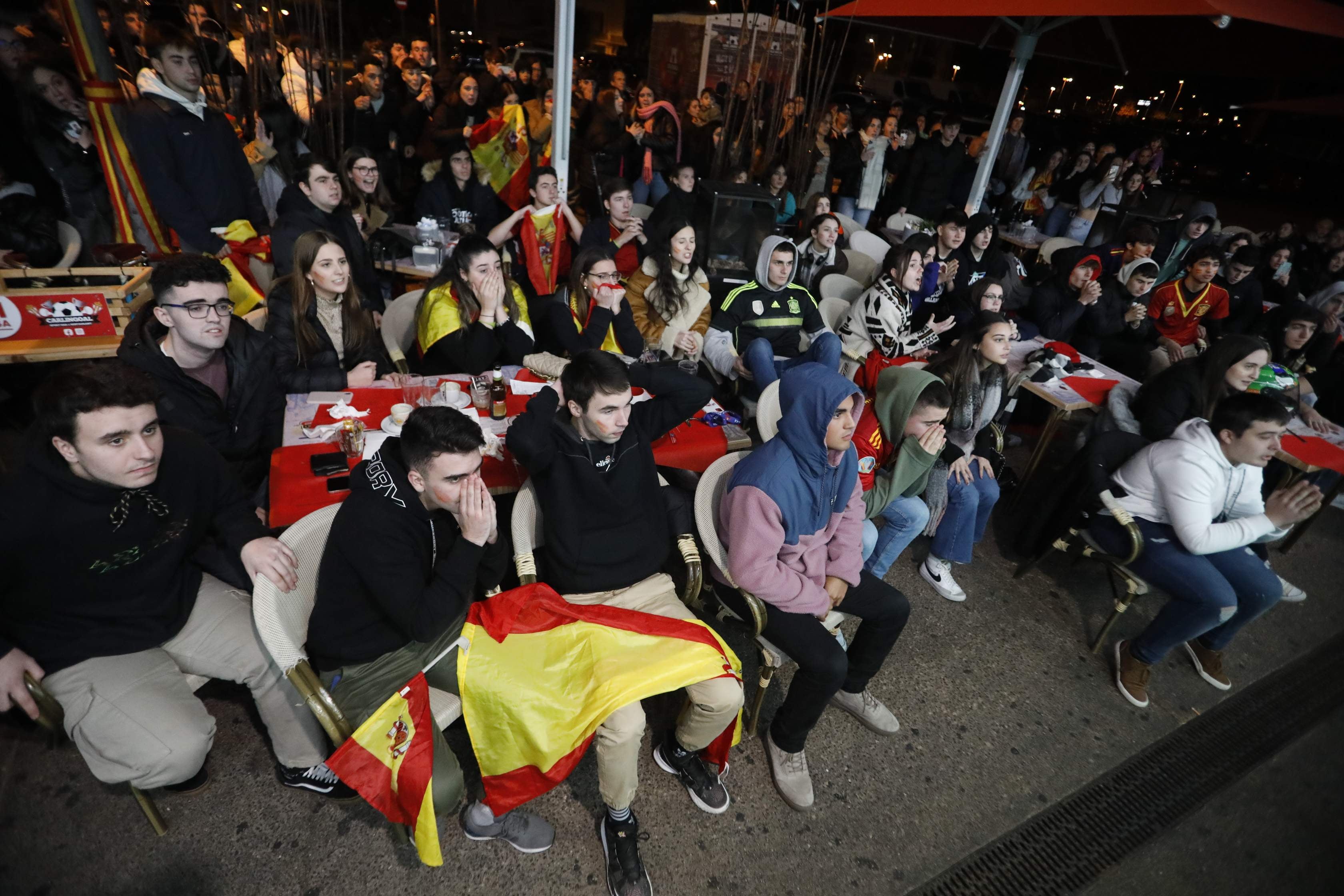 Fotos: Una decepción sin límite entre la afición asturiana