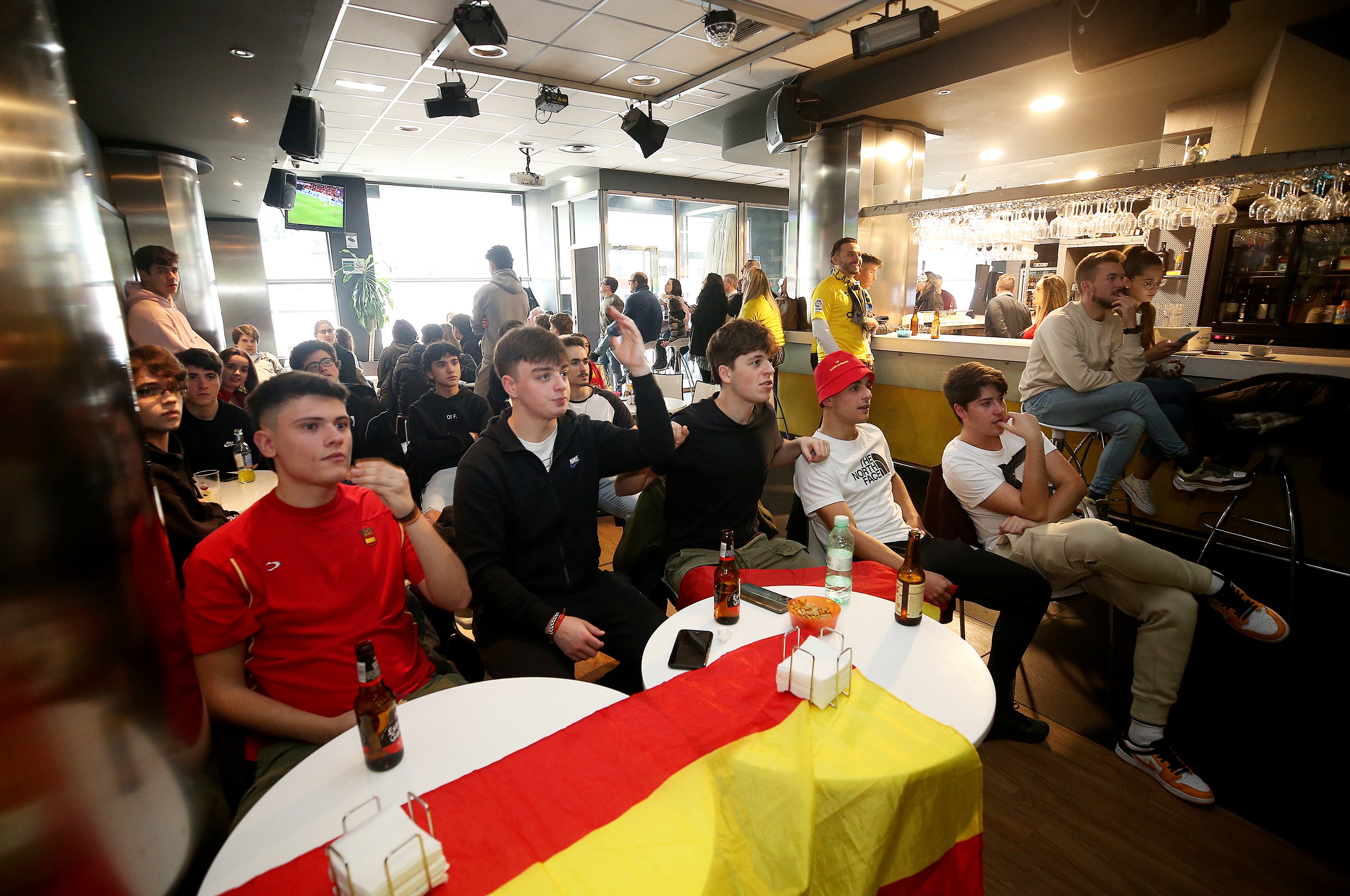 Fotos: Una decepción sin límite entre la afición asturiana