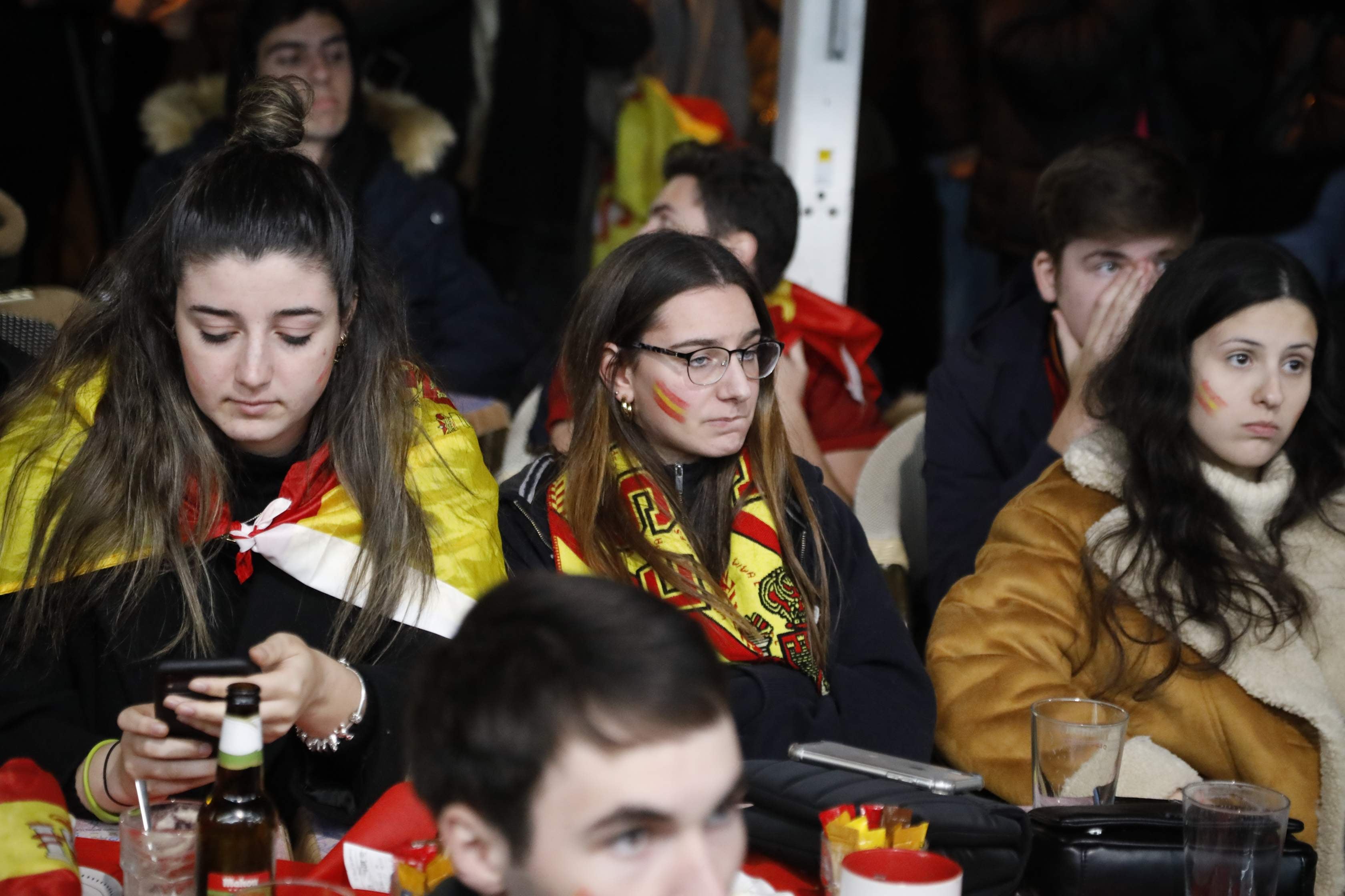 Fotos: Una decepción sin límite entre la afición asturiana